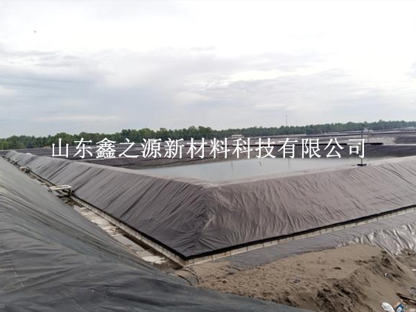 大風(fēng)天氣下鋪設(shè)沼氣池黑膜的技巧：安全高效，創(chuàng)新應(yīng)對